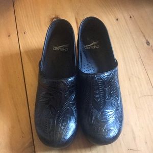 Black tooled design Danskos